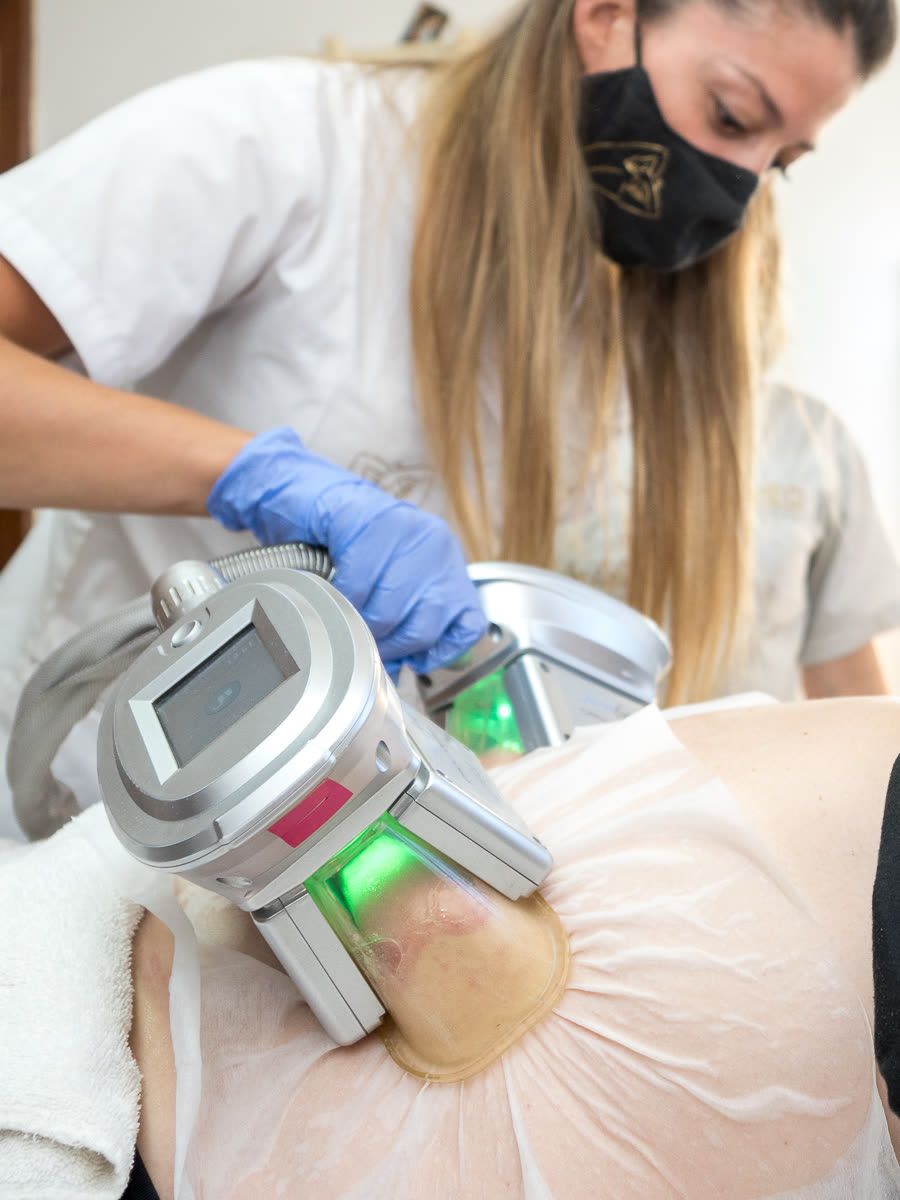 Sala de tratamientos corporales con aparatología de última generación en Estética Geraldin