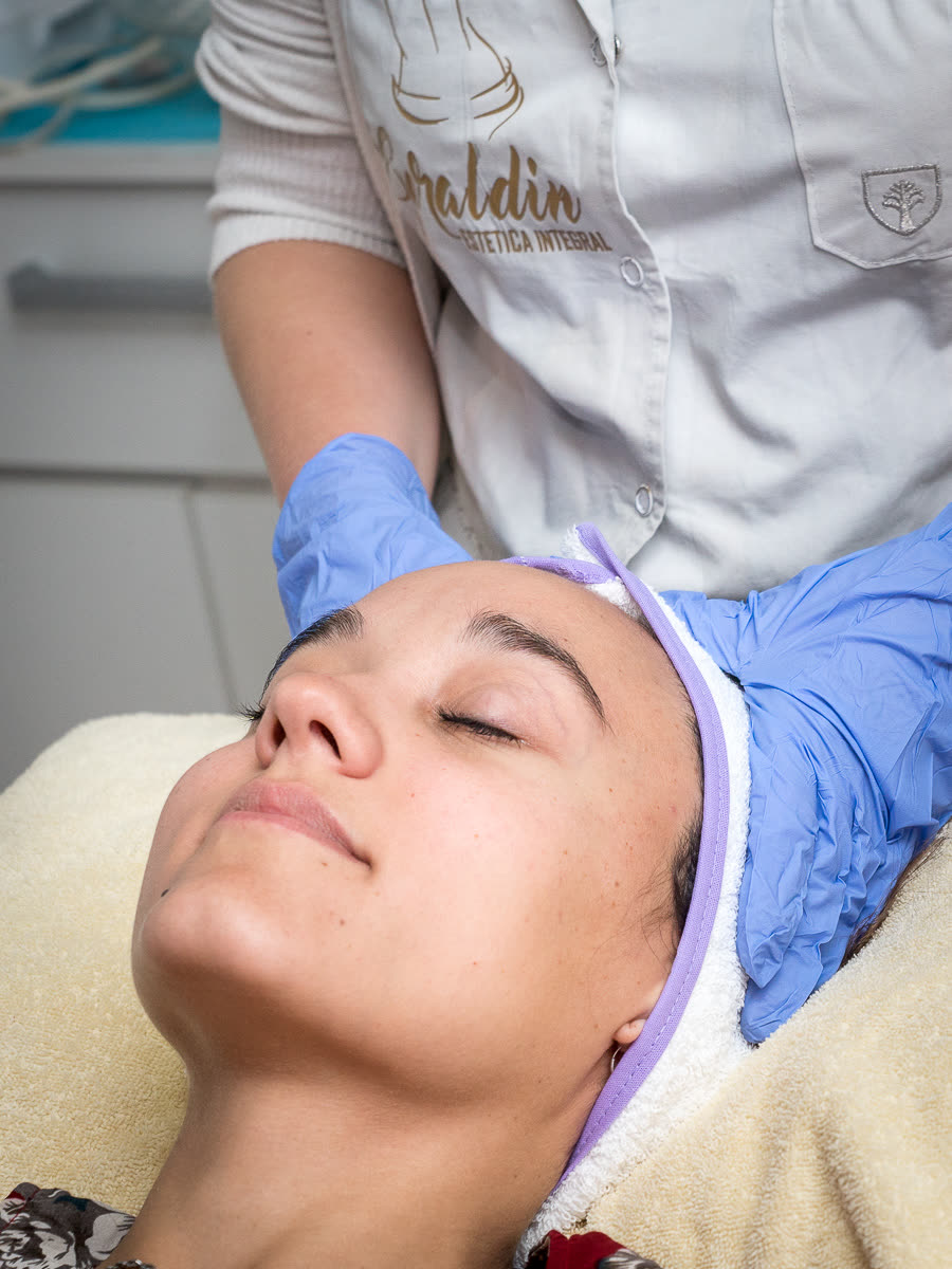 Sesión de cosmetología facial personalizada en Estética Geraldin, Bariloche