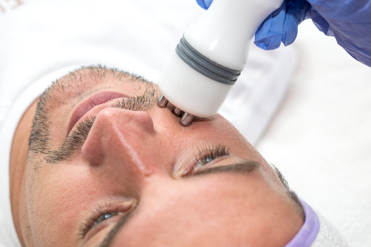 Resultado de tratamiento facial, piel luminosa y renovada