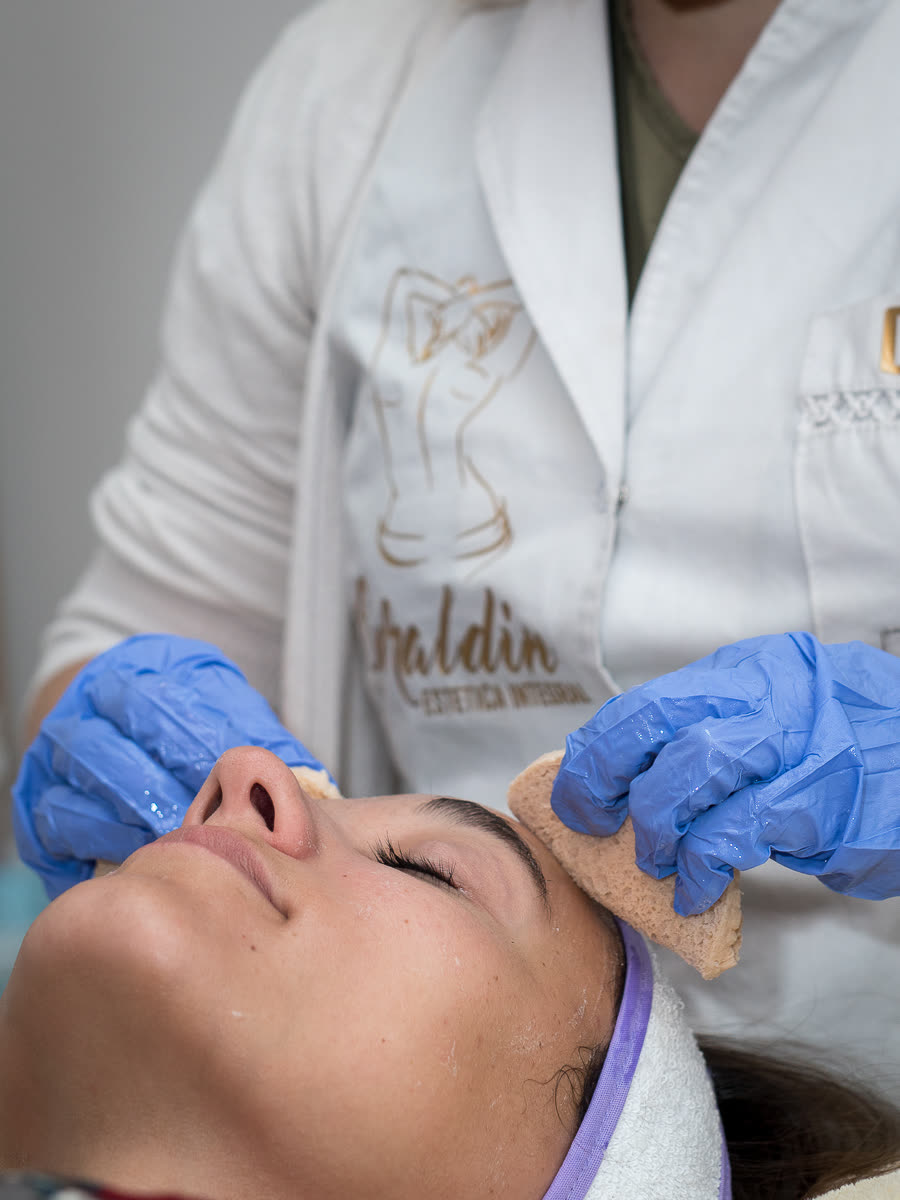 Sesión de cosmetología facial en Estética Geraldin